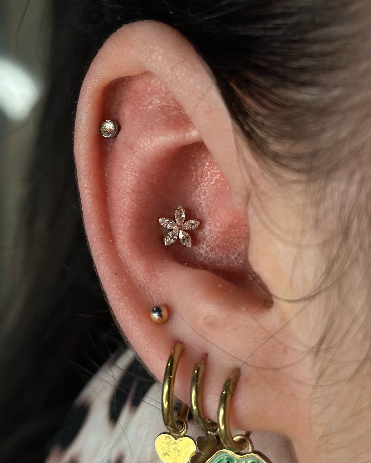 Piercing en titane avec cinq pierres - Aubrey