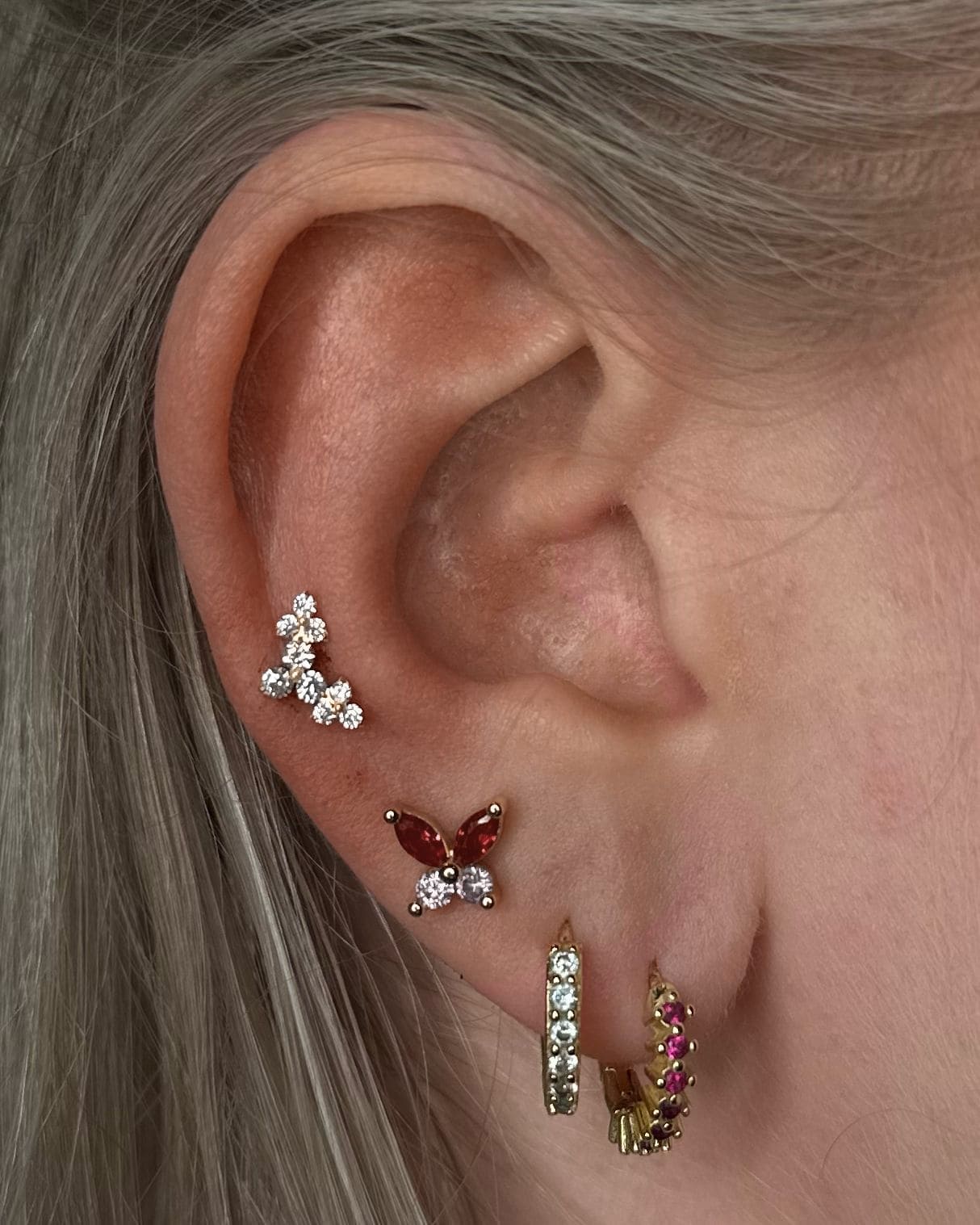 Piercing en titane avec trois fleurs - Grace