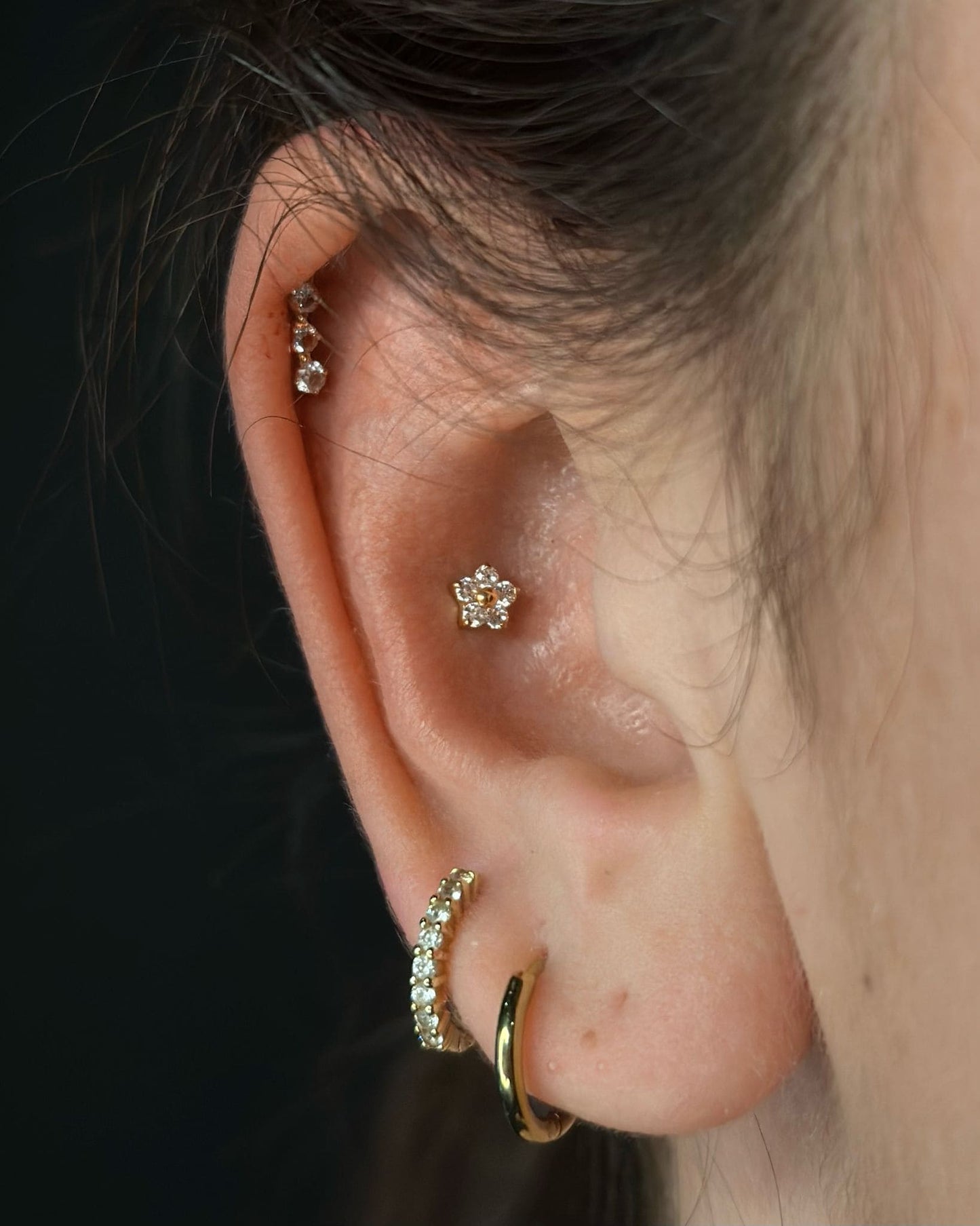 Piercing en fleur subtile en titane avec cristaux - Lua