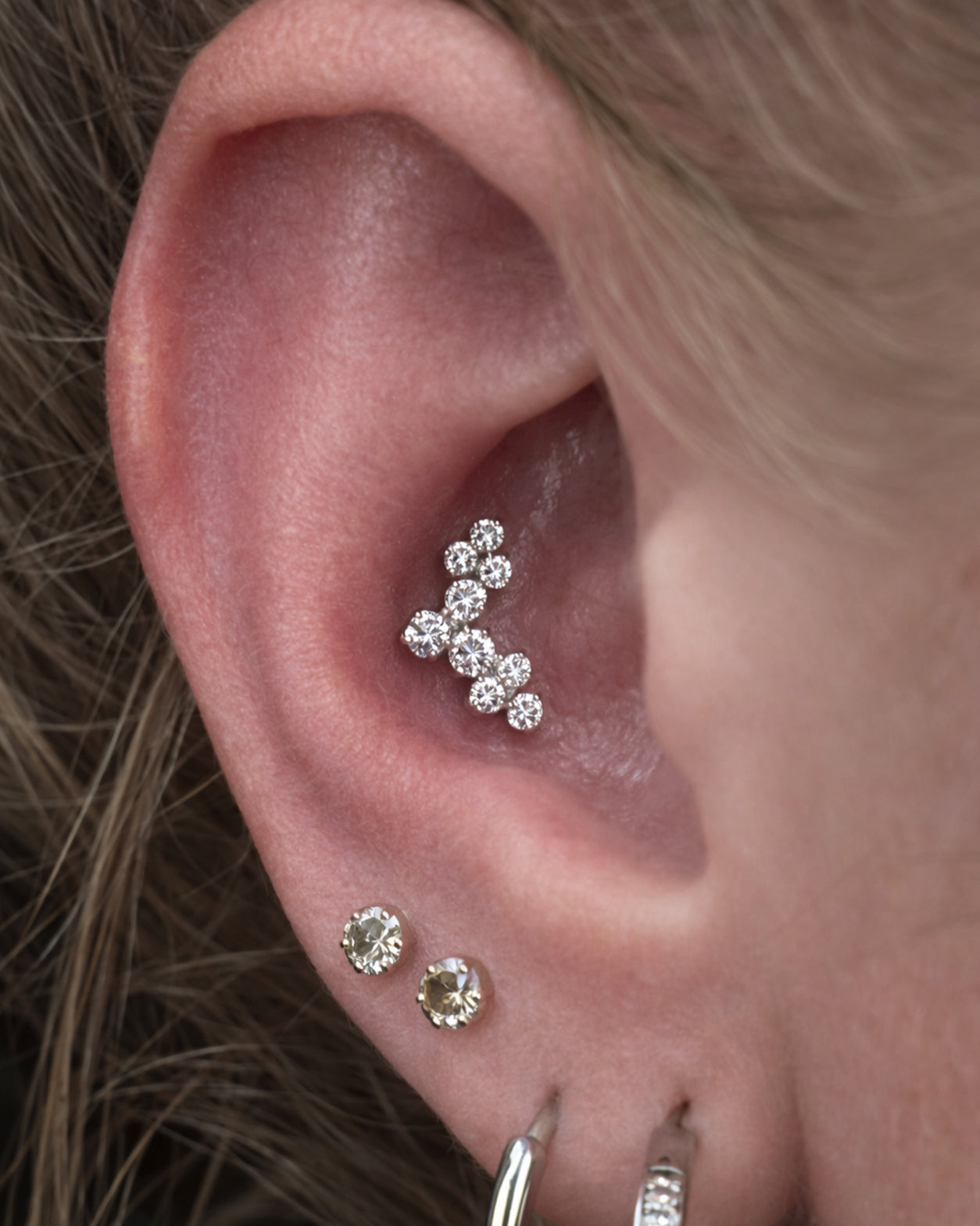 Piercing en titane avec trois fleurs - Grace