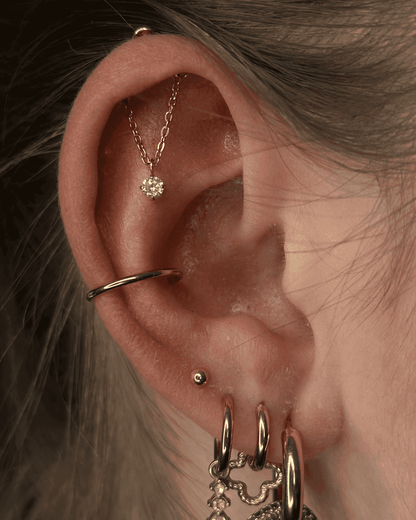 Piercing en titane avec chaîne et cristal - Nisa